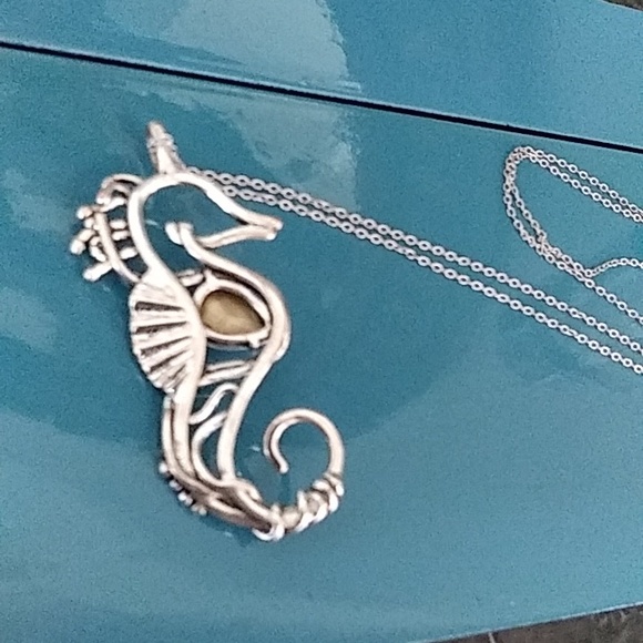 Sterling Silver Chain With Embellished Seahorse Pendant. - Picture 13 of 17